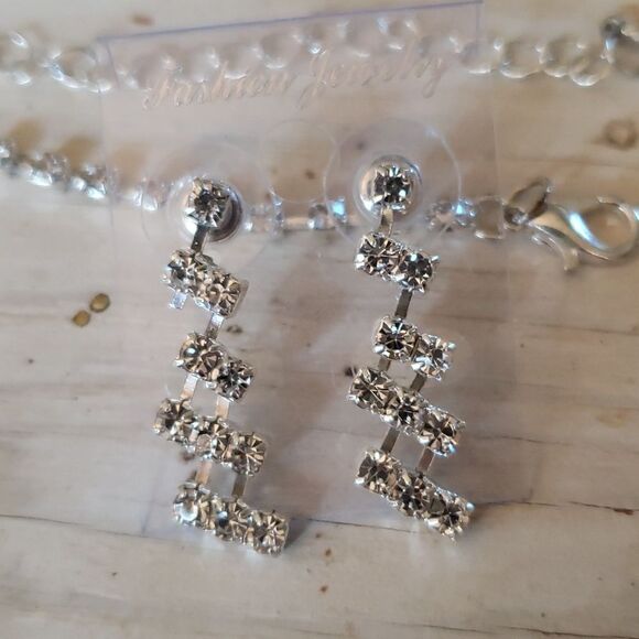 Bridal Jewelry, NWOT. Silvertone with rhinestones - Picture 2 of 3